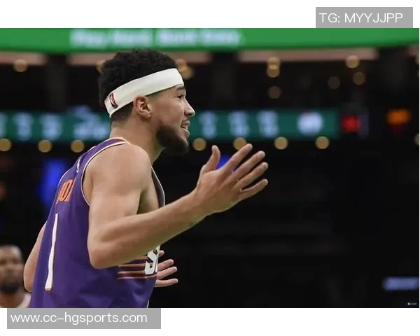 布克表现惊艳第三节独得16分全场砍下33分5板7助助球队取胜